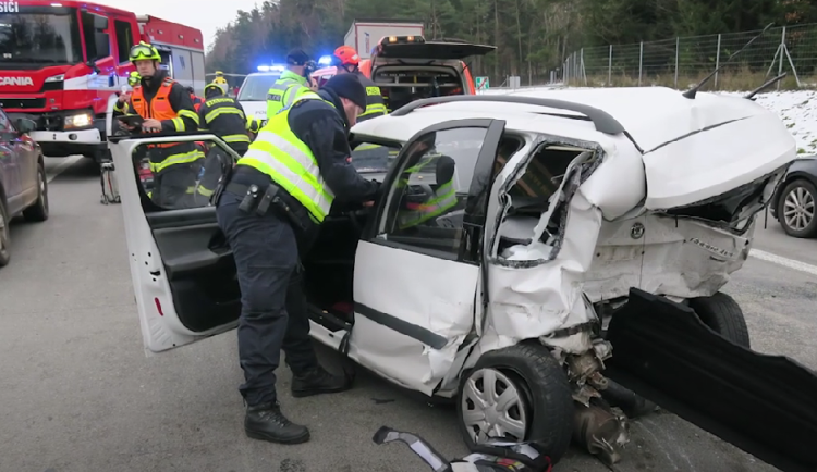 VIDEO: Chvilka nepozornosti stačí k vážné nehodě. Policisté zveřejnili záběry z dálnice D1 u Brna