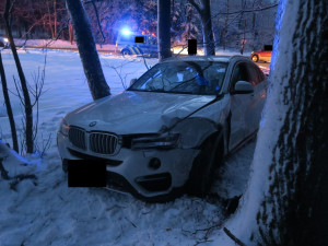 S kradeným autem a pod vlivem drog ujížděl policistům. Jízdu nezvládl a havaroval