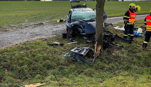 Řidička předjížděla odbočující auto, nezvládla ale řízení. Vážně poranila sebe i třináctiletého chlapce