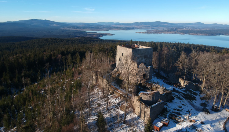 Desítky turistů o víkendu navštívily znovuotevřenou zříceninu Vítkův hrádek