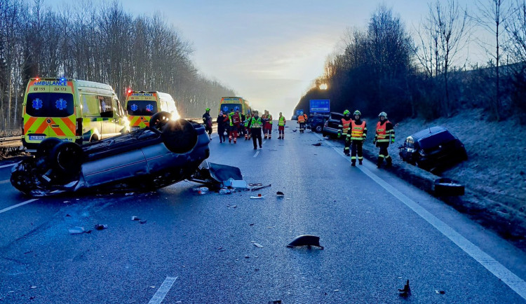 Hromadná nehoda u Chrastavy. Při srážce pěti aut dvanáct zraněných