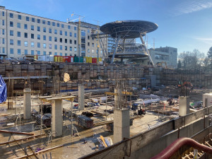 Stavba v srdci nemocnice pokračuje i přes komplikace dle plánu. Parkovací dům otevře už v půlce příštího roku