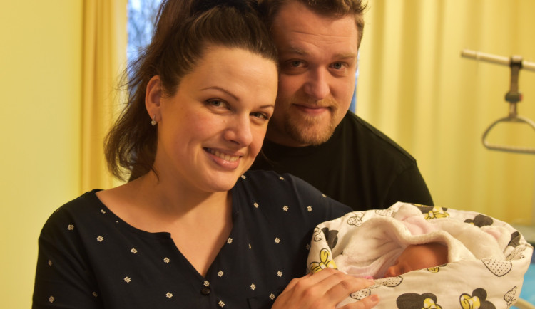 První miminko kraje 2025 - Adélka - s rodiči.