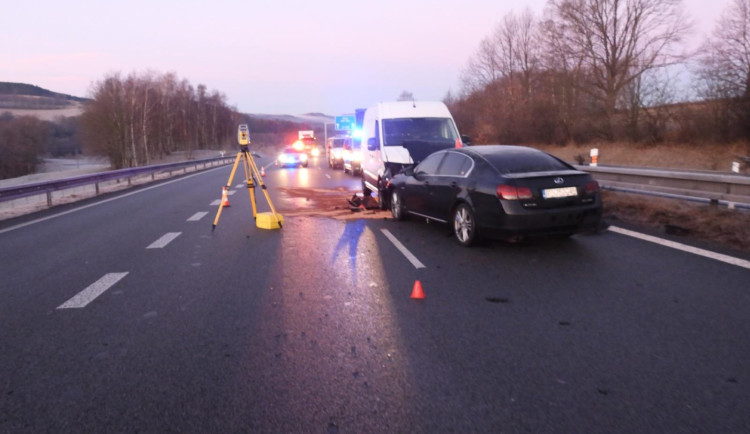 Jel v protisměru, u Bílého Kostela způsobil dvě nehody a utekl. Řidiče hledá policie