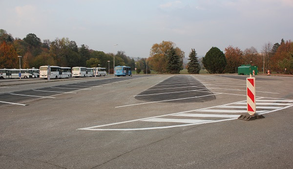 Parkoviště pro osobní vozy Na Lukách rozšíří Turnov na úkor stání autobusů