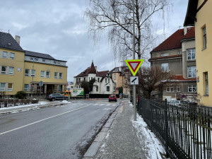 Na křižovatce ulic Husova a Klášterní došlo ke změně přednosti. Opatření je dočasné.