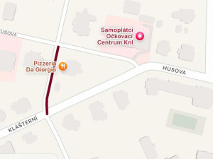 Na křižovatce ulic Husova a Klášterní došlo ke změně přednosti. Opatření je dočasné, důvodem je uzavírka Jablonecké ulice