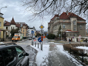 Na křižovatce ulic Husova a Klášterní došlo ke změně přednosti. Opatření je dočasné, důvodem je uzavírka Jablonecké ulice