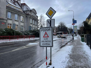 Na křižovatce ulic Husova a Klášterní došlo ke změně přednosti. Opatření je dočasné, důvodem je uzavírka Jablonecké ulice