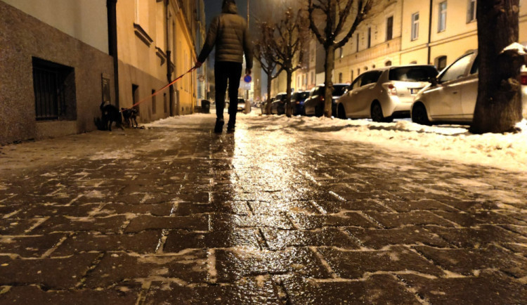 Meteorologové vydali na dnešní noc výstrahu před silným větrem, do rána to také bude klouzat