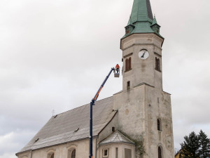 Věž kostela sv. Anny v Dětřichově je bez ciferníků. Stejně jako hodinový stroj je čeká restaurování