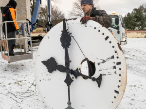 Věž kostela sv. Anny v Dětřichově je bez ciferníků. Stejně jako hodinový stroj je čeká restaurování
