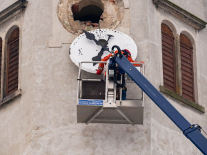 Věž kostela sv. Anny v Dětřichově je bez ciferníků. Stejně jako hodinový stroj je čeká restaurování