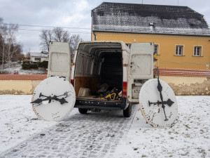 Věž kostela sv. Anny v Dětřichově je bez ciferníků. Stejně jako hodinový stroj je čeká restaurování