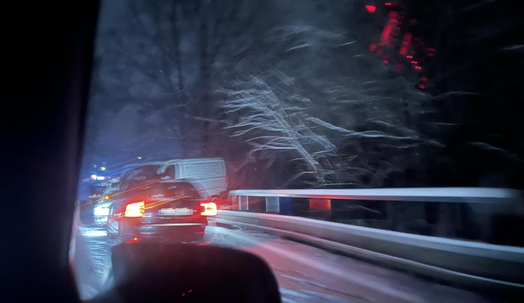 Uzavřená silnice na Frýdlant i střet vozů s chodci na Jablonecku. Dopravu v kraji komplikuje sněžení