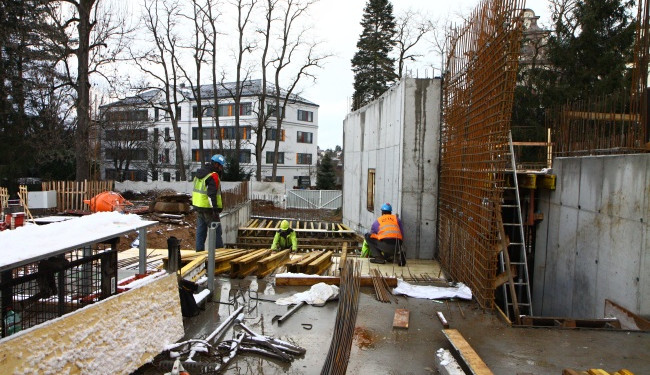 Stavba nové knihovny v Turnově nabrala zpoždění, otevře se v půlce roku
