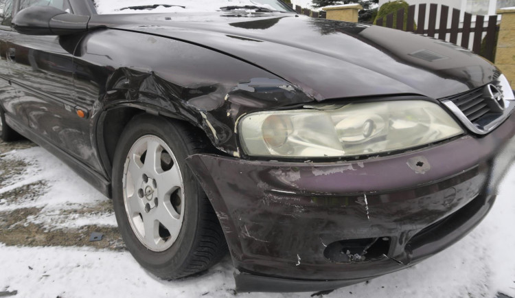 Na zledovatělé silnici nabourala zaparkované auto a ujela. Pomohli sousedé