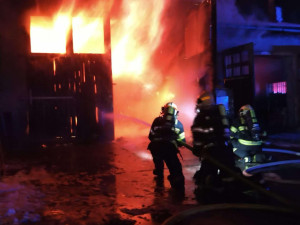 Rušná noc v Bulovce. Ze zemědělské budovy s technikou šlehaly plameny, zasahovalo 7 jednotek hasičů