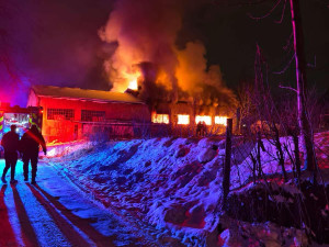 Rušná noc v Bulovce. Ze zemědělské budovy s technikou šlehaly plameny, zasahovalo 7 jednotek hasičů