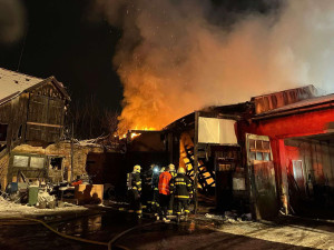 Rušná noc v Bulovce. Ze zemědělské budovy s technikou šlehaly plameny, zasahovalo 7 jednotek hasičů