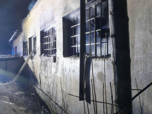 Rušná noc v Bulovce. Ze zemědělské budovy s technikou šlehaly plameny, zasahovalo 7 jednotek hasičů