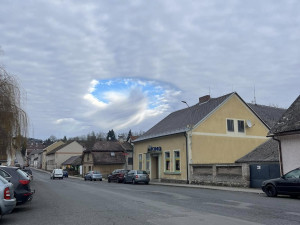 Nebesa se tajemně otevřela! Vidíte na snímcích UFO, anděla nebo ducha?