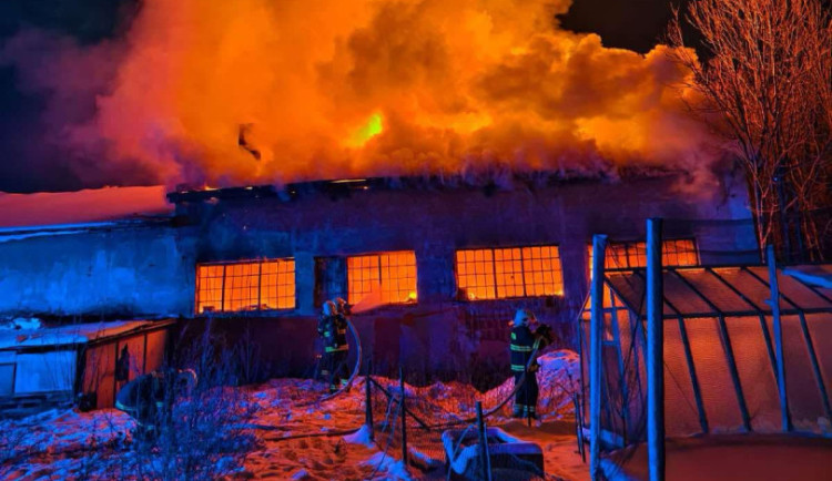 Rušná noc v Bulovce. Ze zemědělské budovy s technikou šlehaly plameny, zasahovalo 7 jednotek hasičů