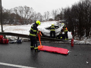 Vážná nehoda u Holan. Zaklíněnou osobu museli vyprostit, pomoc zavolal mobil