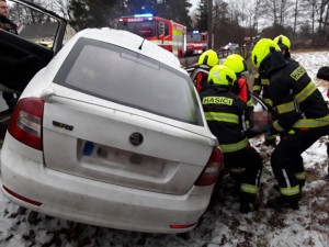 Vážná nehoda u Holan. Zaklíněnou osobu museli vyprostit, pomoc zavolal mobil