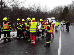 Vážná nehoda u Holan. Zaklíněnou osobu museli vyprostit, pomoc zavolal mobil