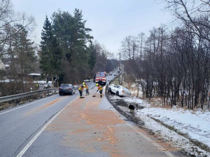 Vážná nehoda u Holan. Zaklíněnou osobu museli vyprostit, pomoc zavolal mobil