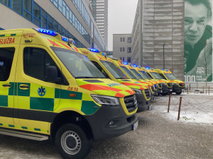 Záchranka má 7 nových sanit za 48 milionů. Ve čtyřech z nich lze rozšířit ložnou plochu vozítek pro objemné pacienty