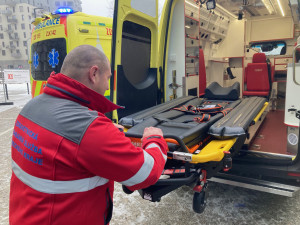 Lůžko rozšířené pro transport nadměrného pacienta.