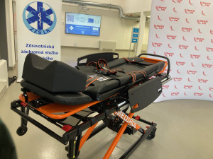 Lůžko umožňující rozšíření pro transport nadměrného pacienta.