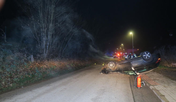 Žena se zákazem řízení otočila při nehodě auto na střechu, z místa utekla a odmítla dechovou zkoušku. Souhrn trestů ji nemine