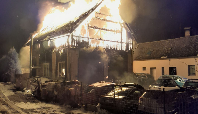 U Mníšu hoří autodílna v bývalé stodole, silnice na Frýdlant je neprůjezdná
