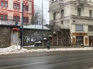 Opěrná zeď a schodiště v Rumunské ulici u zámku budou opraveny do konce letních prázdnin