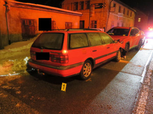 Řidič v Desné se 3,81 promile alkoholu se ve svém jízdním pruhu neudržel, způsobil nehodu tří aut