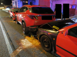 Řidič v Desné se 3,81 promile alkoholu se ve svém jízdním pruhu neudržel, způsobil nehodu tří aut