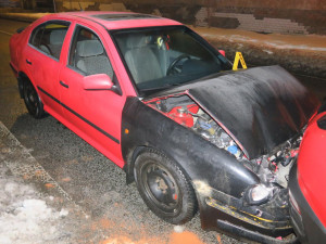 Řidič v Desné se 3,81 promile alkoholu se ve svém jízdním pruhu neudržel, způsobil nehodu tří aut