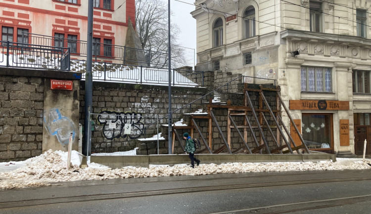 Opěrná zeď a schodiště v Rumunské ulici u zámku budou opraveny do konce prázdnin