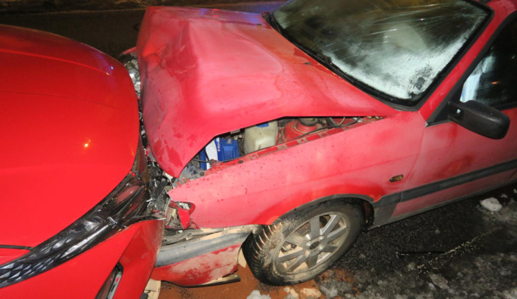 Řidič v Desné se 3,81 promile alkoholu se ve svém jízdním pruhu neudržel, způsobil nehodu tří aut