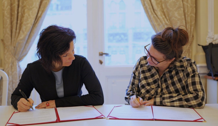 Liberecké divadlo spojilo síly s Pamětí národa. Na snímku ředitelka DFXŠ L. Hejlová Keprtová (vpravo) a vedoucí pobočky Paměti národa Severní Čechy M. Pavlátová (vlevo).