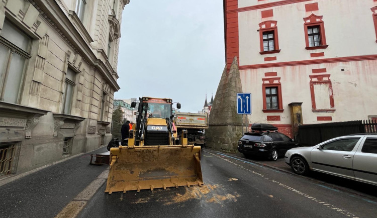 Klíčová dopravní tepna Liberce z dolního centra kolem zámku na Šaldovo náměstí je už po havárii vody opět průjezdná