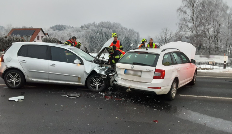 Srážka dvou aut u Svoru. První pomoc zraněnému poskytli hasiči