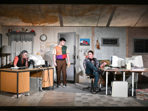 Liberecké divadlo uvádí v české premiéře něžnou komedii o osamělosti Hrstka. O řidiči kamionu na přelomu tisíciletí