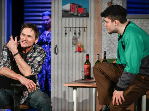 Liberecké divadlo uvádí v české premiéře něžnou komedii o osamělosti Hrstka. O řidiči kamionu na přelomu tisíciletí