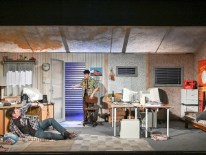 Liberecké divadlo uvádí v české premiéře něžnou komedii o osamělosti Hrstka. O řidiči kamionu na přelomu tisíciletí