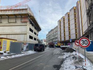 Jablonecká ulice zůstane zavřená do konce roku 2026, otevře se jen na příští zimu. Vjezd pro sanity a do parkovacího domu bude zajištěn