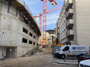 Jablonecká ulice zůstane zavřená do konce roku 2026, otevře se jen na příští zimu. Vjezd pro sanity a do parkovacího domu bude zajištěn